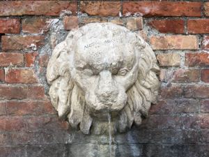 Roman water fountain - OK to drink